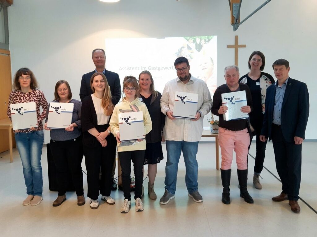 Sechs Teilnehmende des Franziskuswerks sind erfolgreich in den berufsbegleitenden Zertifikatslehrgang „Assistenz im Gastgewerbe (IHK)“ gestartet.